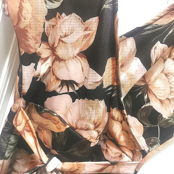 Form Fitting Dress - Picture 4 of 5